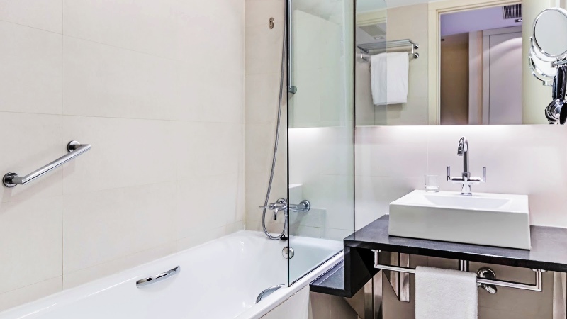 Bad med kombinert dusj og badekar